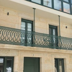 Balcón de fundición restaurado.