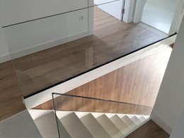 escalera de acero lacada en blanco con barandilla de vidrio laminado