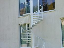 escalera y pasamanos de acero lacado