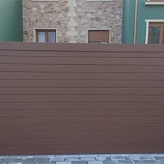portalón de aluminio.