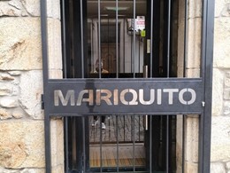 Puerta de hierro lacada.